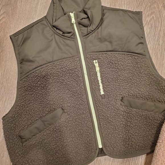 Bundle of Sherpa Vests - Picture 2 of 6